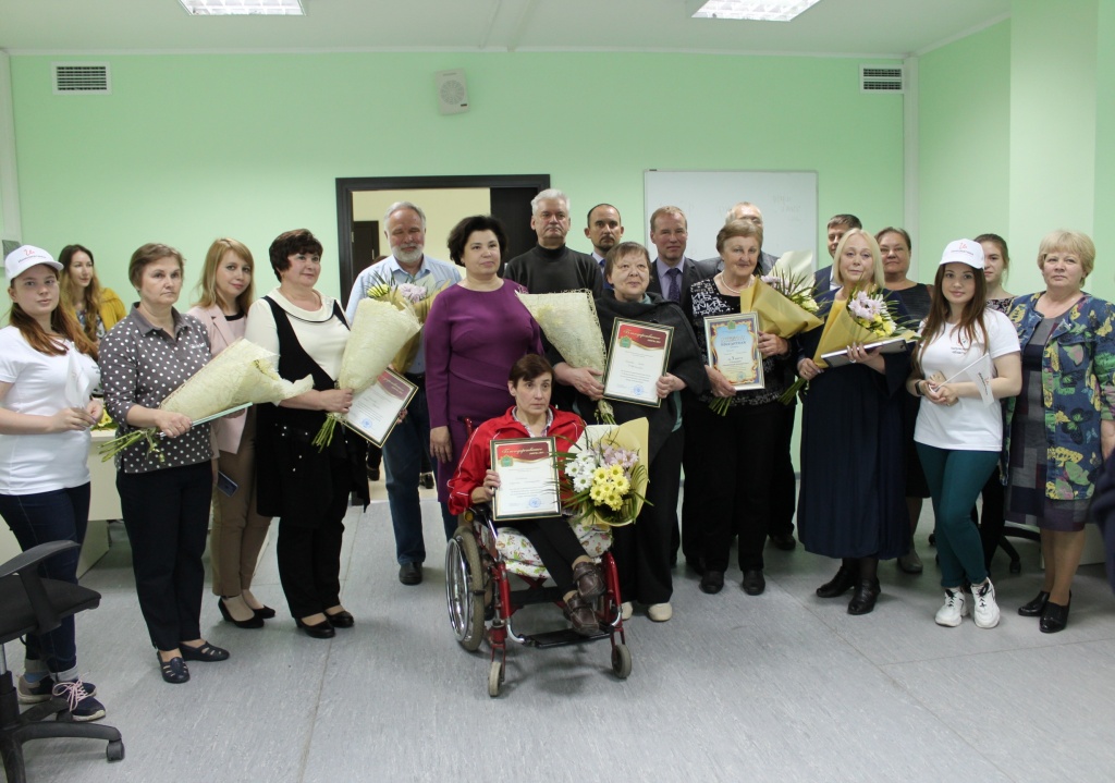 Участники с цветами.JPG