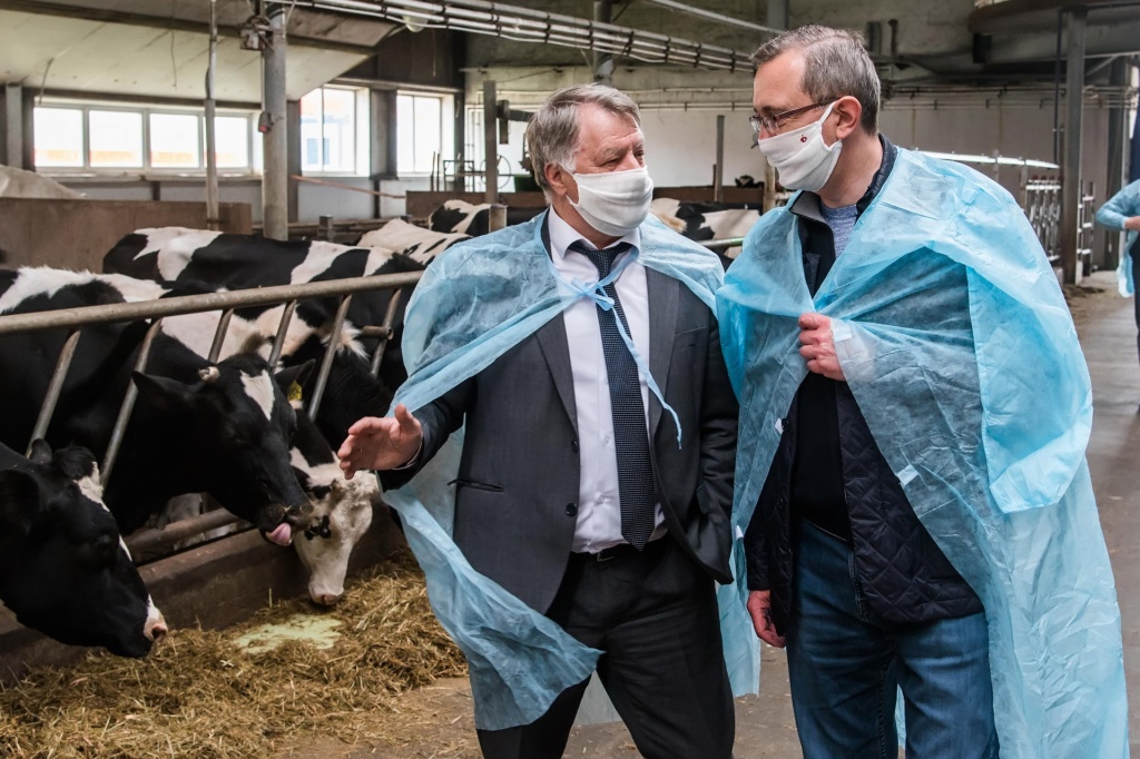 Леонид Громов и Владислав Шапша на ферме в Путогино.jpg