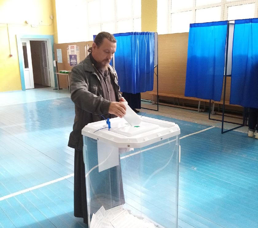 Голосует настоятель А. Карпенко.jpg