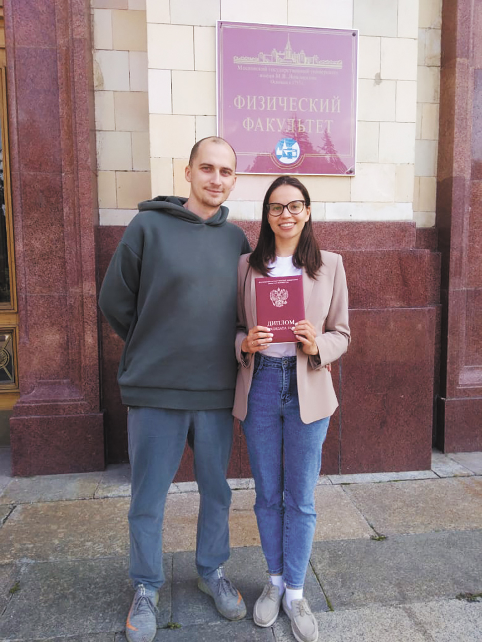 Фото с женой, вручение ей кандидатской степени.jpg