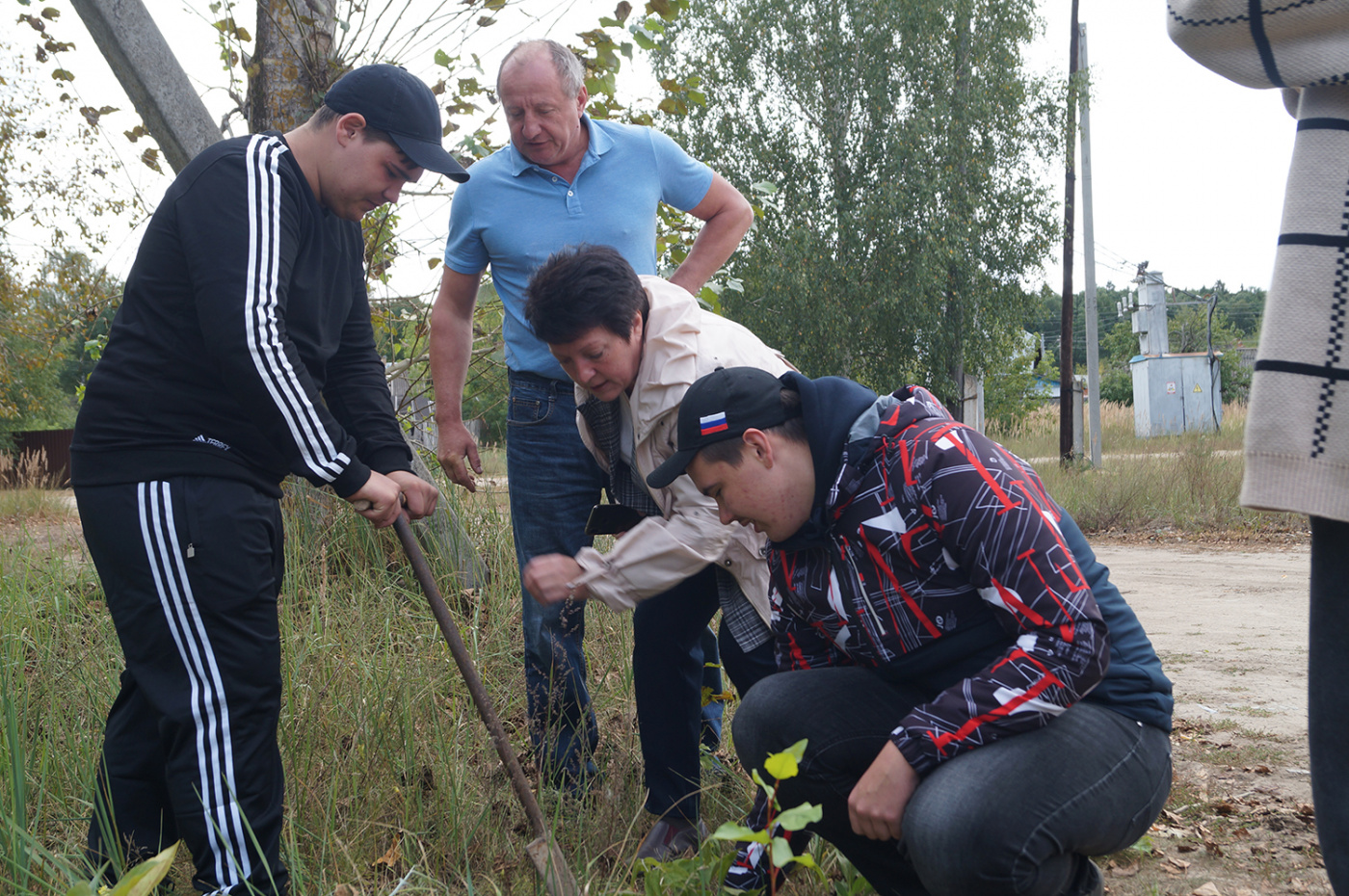 Ребята учатся правильно сажать лес..JPG