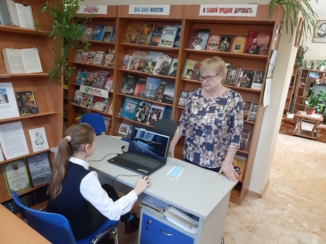 Елизавета Антонюк с педагогом Надеждой Боковой во время олимпиады..jpg