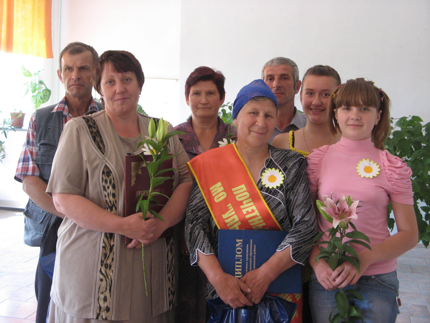 В. Валентина Ивановна с внучками Машей, Олей и земляками из Жилькова после вручения памятной ленты «Почётный гражданин Ульяновского района». 8 июля 2008 год..JPG