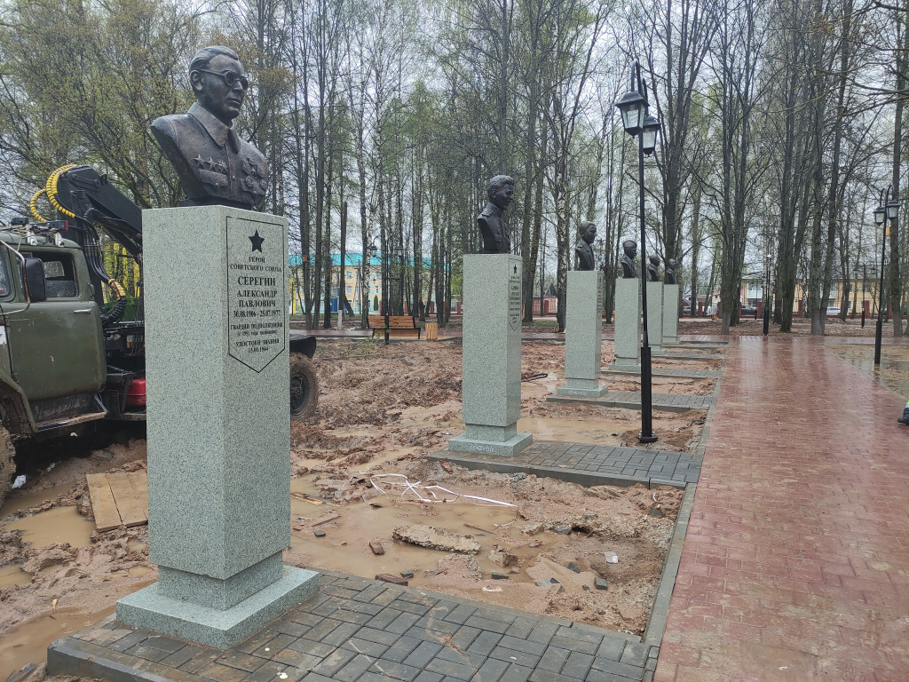 Бюсты героев.jpg