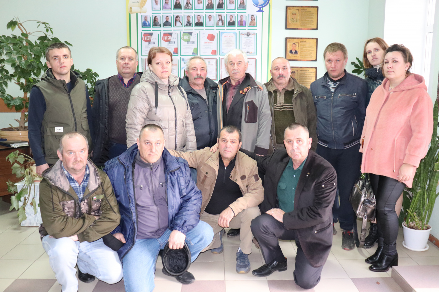 Родные, друзья, преподаватели, погибших выпускников в этот день собрались вместе, чтобы почтить память героев..JPG