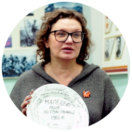 Лаптева с символичной тарелкой фильма.jpg