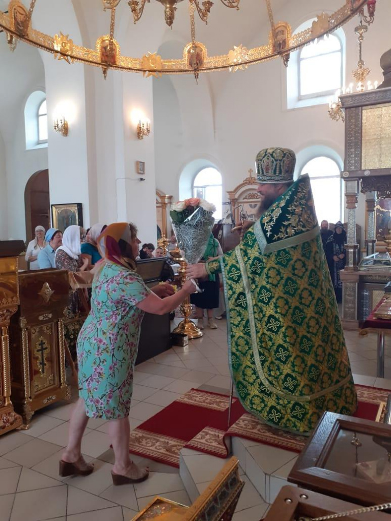 Наталья Лаврикова поздравляет батюшку.jpg