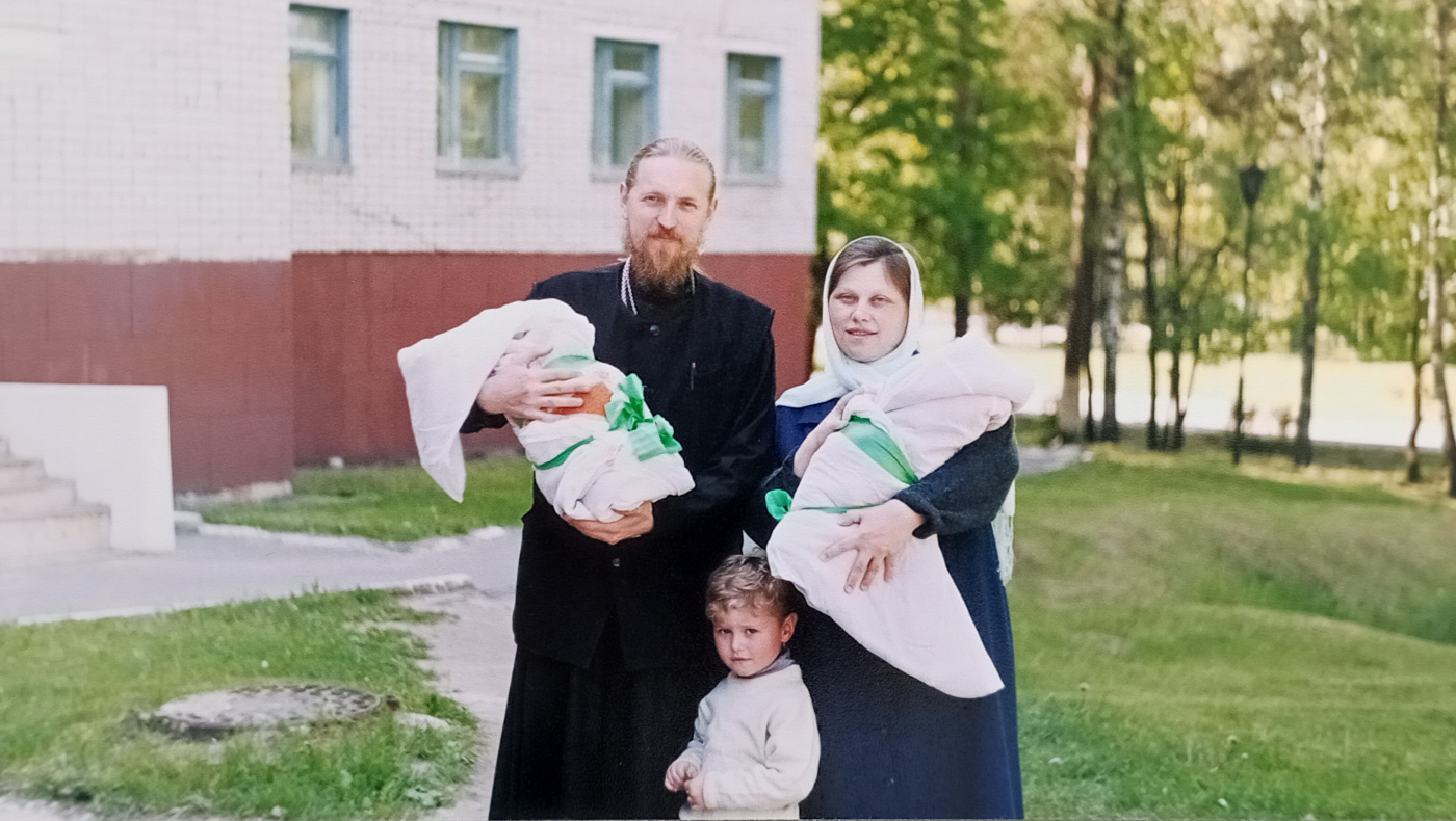 Отец Сергий и матушка Ирина близнецы Илья и Дмитрий 2004 год. Сейчас они кадеты в Калужском многопрофильном техникуме им. Карпова.jpg
