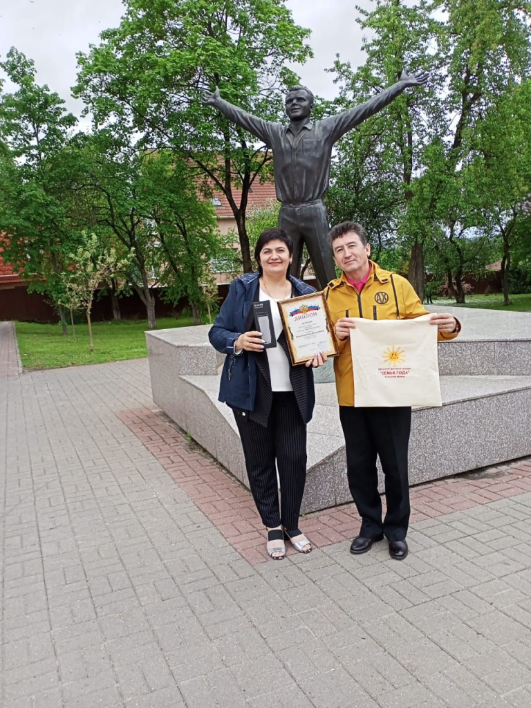 Ильяс и супруга Елена с дипломом лауреатов областного фестиваля-конкурса «Семья года».jpg