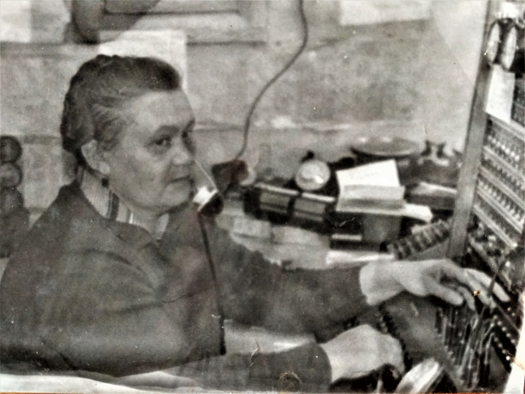 Телефонный коммутатор был большим устрашающим агрегатом с кучей проводов и входов. 60-е годы.jpg