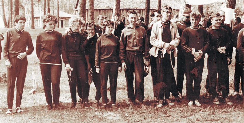 Спортсмены Калугаприбора на сборах в пионерлагере Смена, фото середины 60-ых годов..jpg