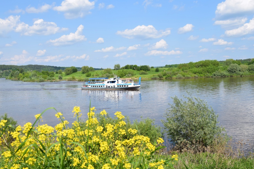 Экскурсионные прогулки пока не проводятся. Теплоходик пробует воду.JPG