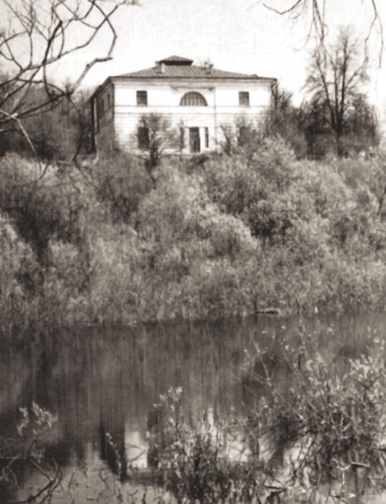 Вид главного дома от верхнего пруда1.jpg