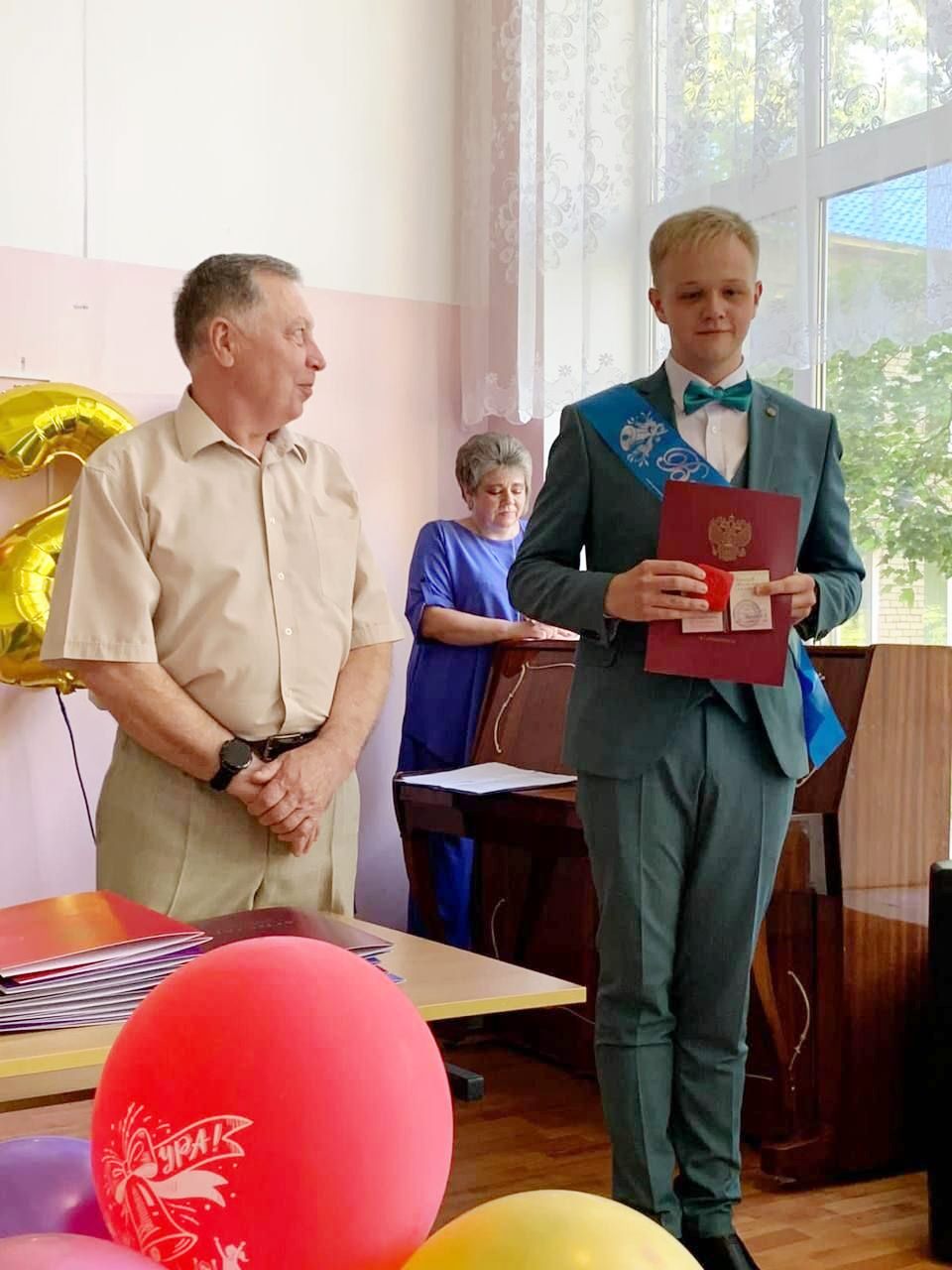 Заречная средняя школа. Медалист Никита Борисов с директором Александром Кудаковым. На заднем плане мама выпускника. Людмила Валентиновна.jpg
