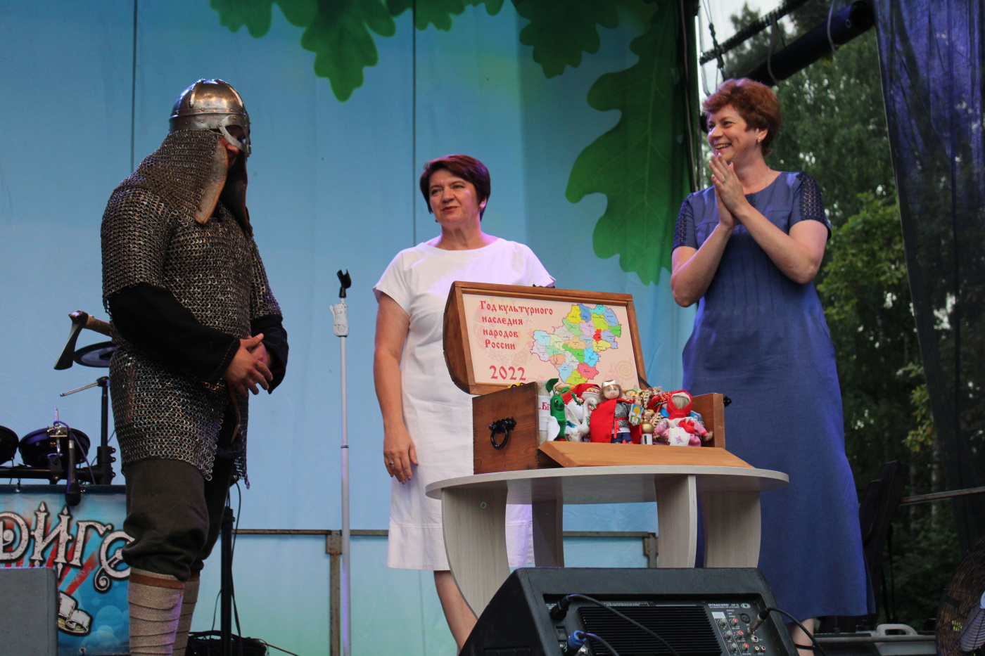 Ферзиковский район передал ларец с символами, отражающими культутное наследие Калужской области, представителям Сухиничского района.JPG