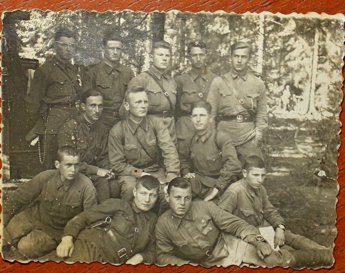 Владимир Жуков в верхнем ряду крайний справа.JPG