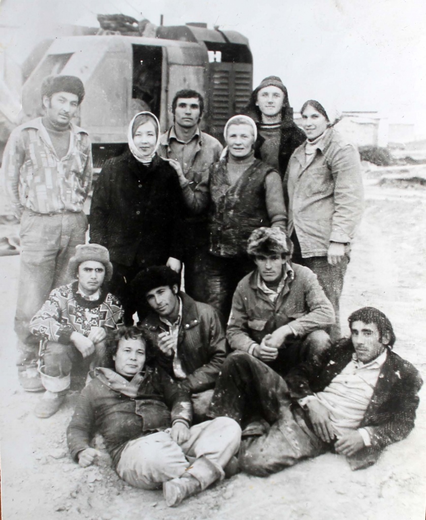 На стройке в Туркмении - Гоцманова в верхнем ряду четвертая слева.jpg