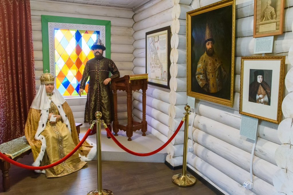 Экспозиция Музея трёх цариц.jpg