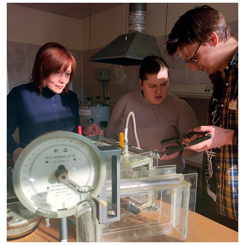 Светлана Кусачева со студентами_1.jpg