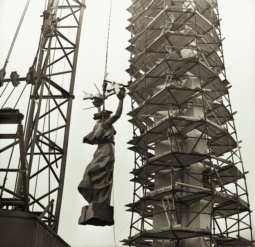 840_14 - устан скульптуры на пл Победы (5).jpg