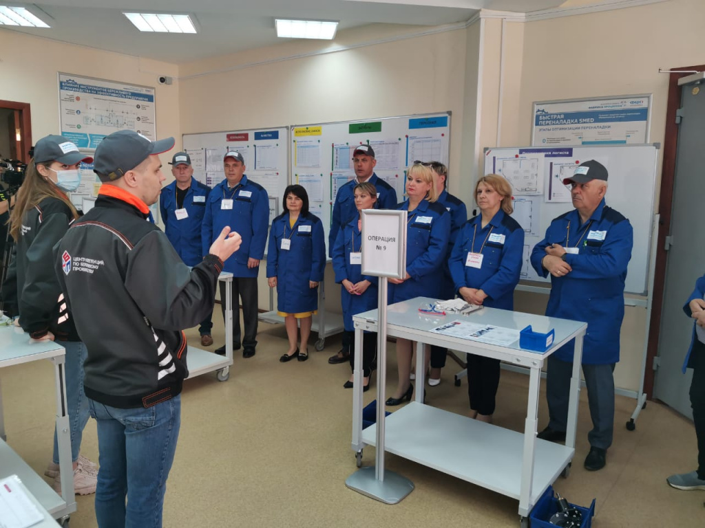 Во время Фабрики процессов участники проходят обучение основам бережливого производства.jpeg