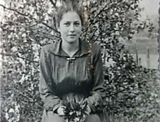 Молодая учительница.png