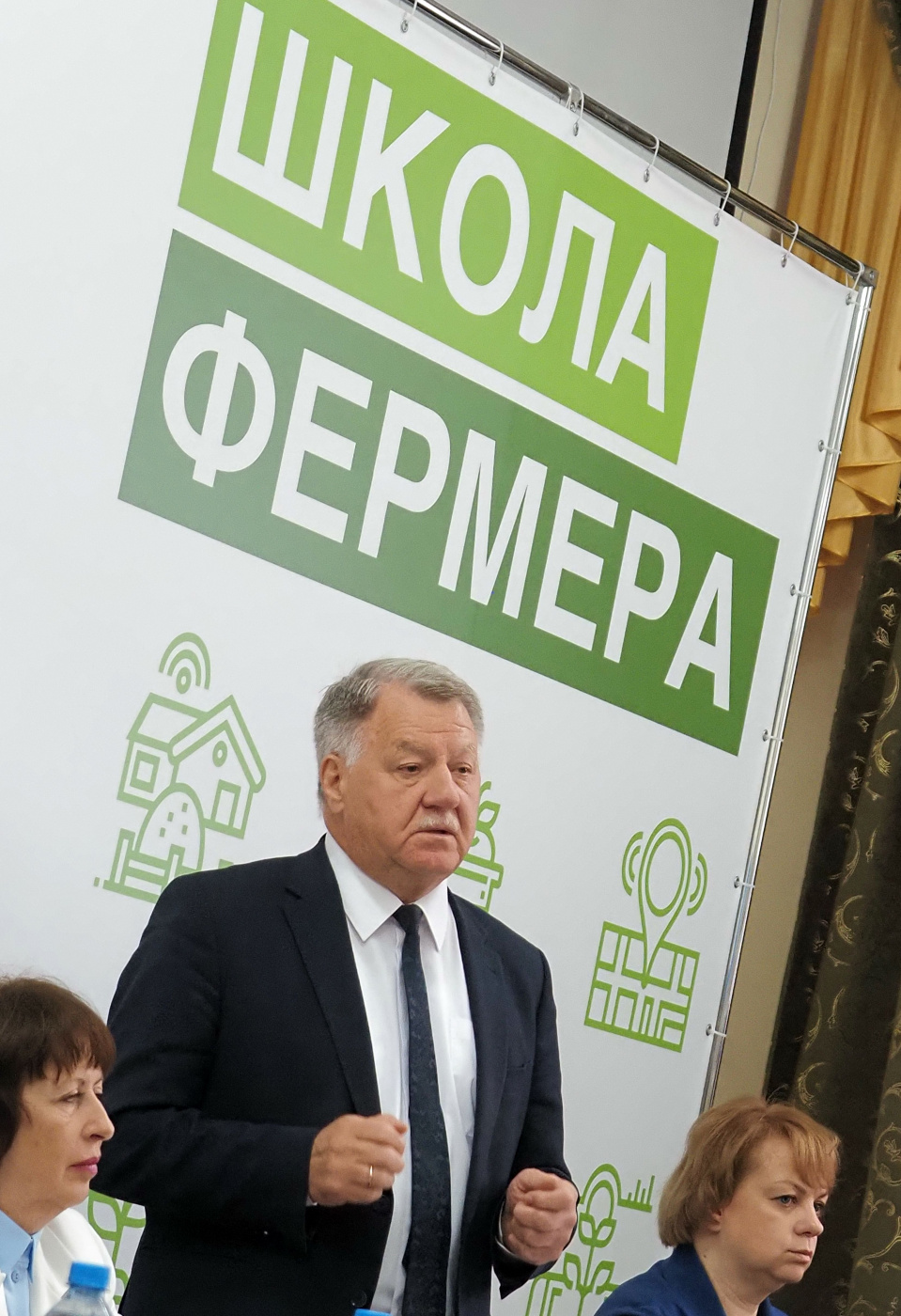 Леонид Громов приветствует фермеров.jpg