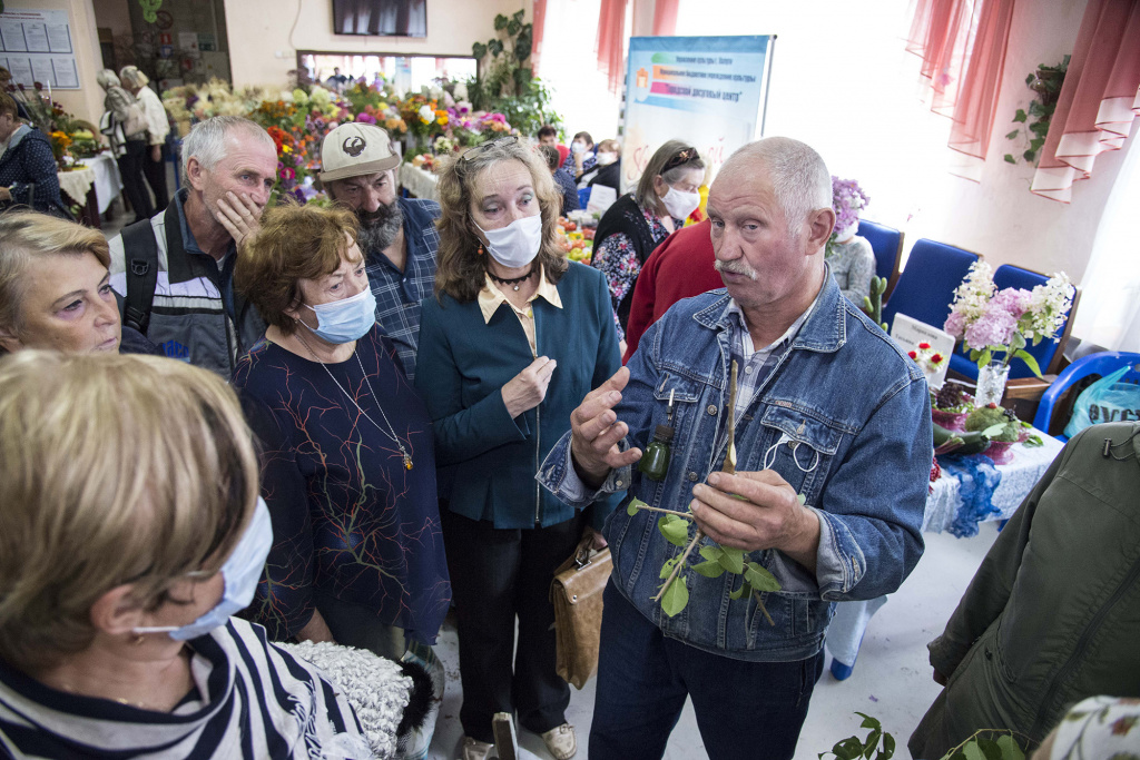 Максим Бубич рассказывает о выращивании плодовых культур.JPG