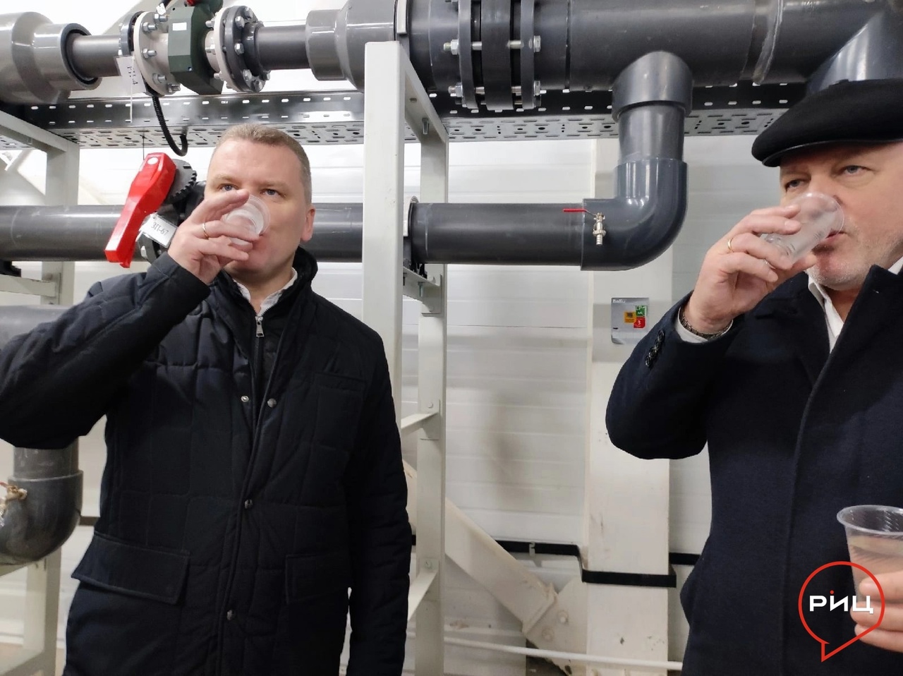 Николай Калиничев и Юрий Петрушин дегустируют воду.jpg