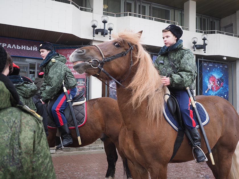 Конный эскорт казаков-кадетов возле кинотеатра Центральный.jpg