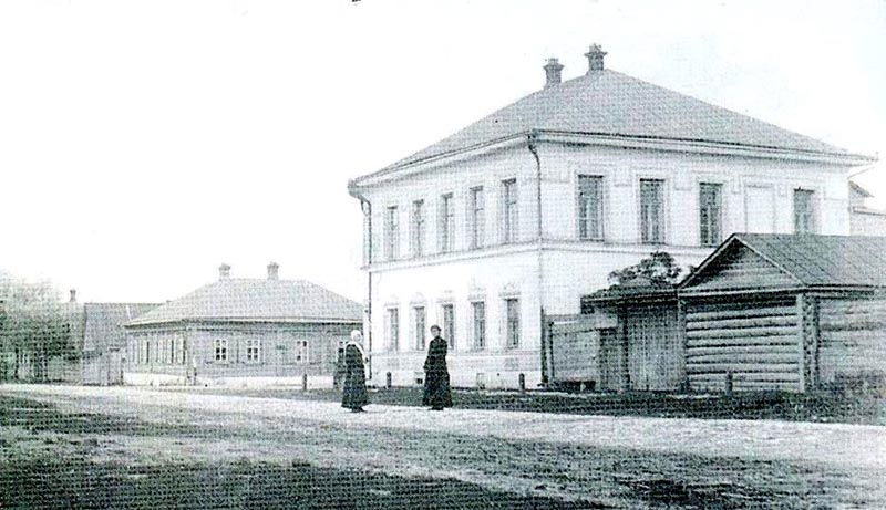 Школа в Перемышле, в которой учился Николай Любимов.jpg