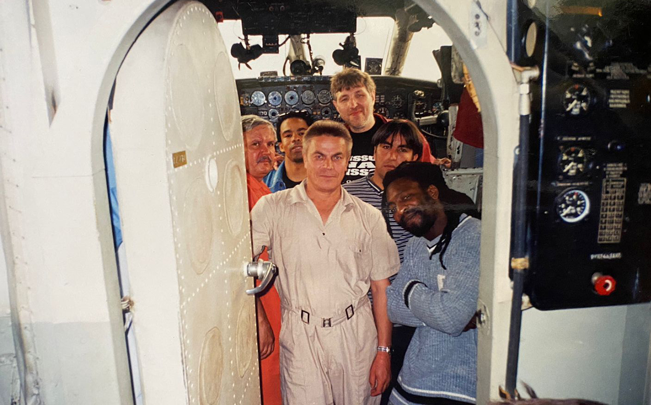 экипаж и пассажиры перед вылетом 1997 г конго.jpg экипаж и пассажиры перед вылетом 1997 г конго.jpg