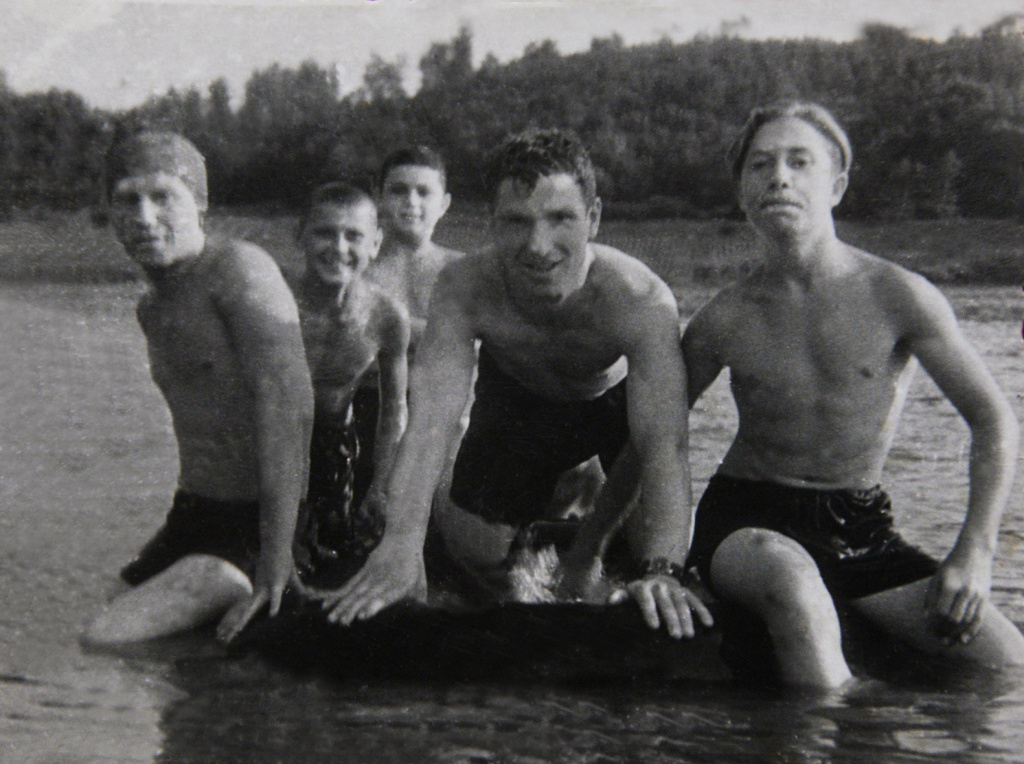 Юность на Оке. Георгий Доморацкий с друзьями.JPG