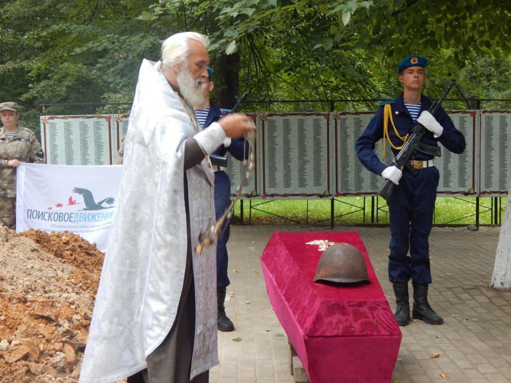 Заупокойную литию провел иерей Алексей Сорокин.JPG