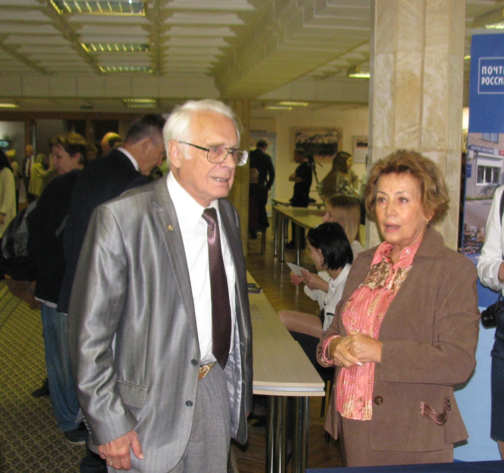 2015 Академик Михаил Маров и главный хранитель Музея космонавтики Людмила Кутузова перед открытием 50-х Чтений.JPG
