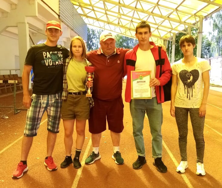 Серебряные призеры чемпионата области по легкой атлетике (в центре тренер Александр Милюков).jpg