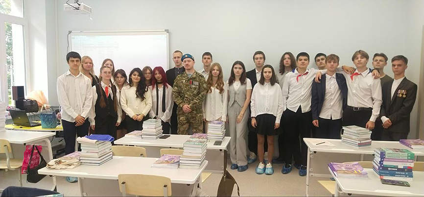 Сергей Устюгов со старшеклассниками Обнинской средней школы № 3.jpg