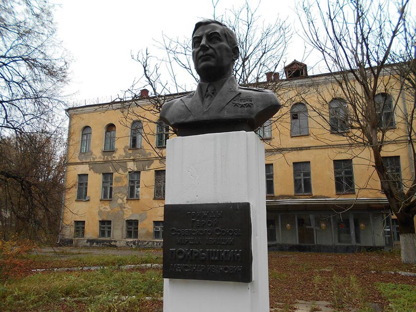 бюст покрышкина.jpg бюст покрышкина.jpg