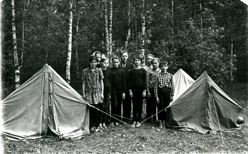 Силаев с учениками в тур.походе.jpg