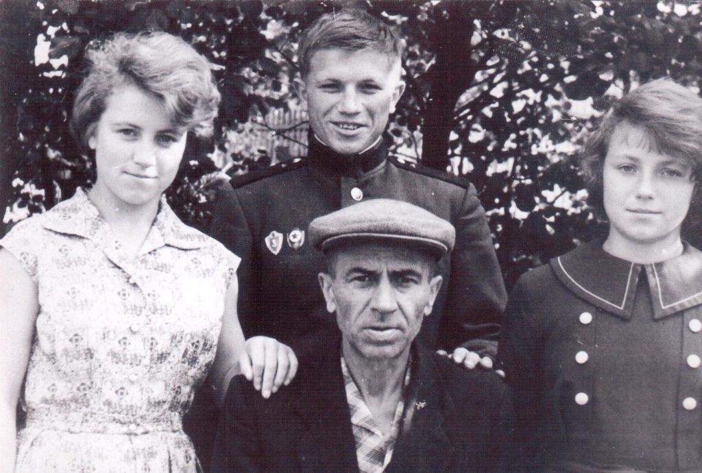 Веденеев с сыном и дочками+.jpg