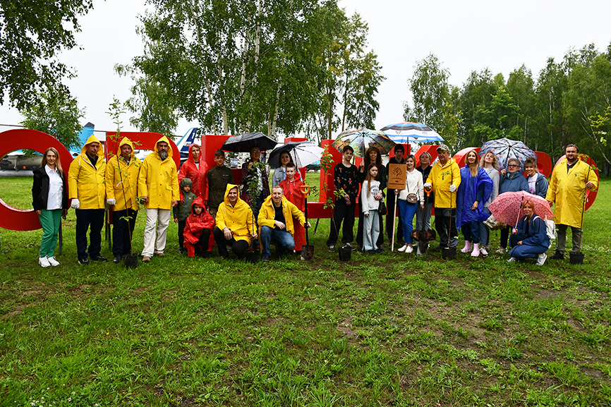 участники посадки нового сада в Орешково.jpg