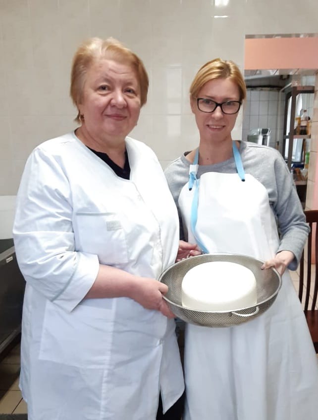 Динара с местным фермером Натальей.jpeg