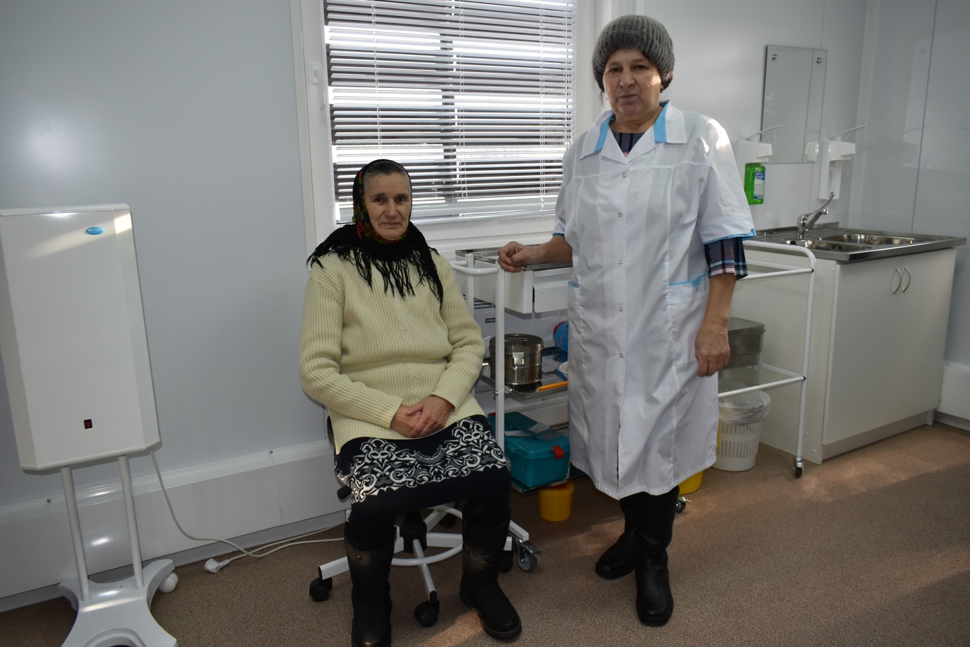 Фельдшер Лидия Слесарева с пациентом Ниной Березиной.JPG