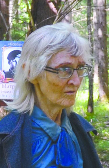 Диана Григорьевна Шевченко, дочь погибшего героя, идет тропой памяти в юхновском лесу в..jpg