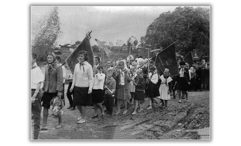 Демонстрация пионеров в Мещовске. 1967 год._1.jpg