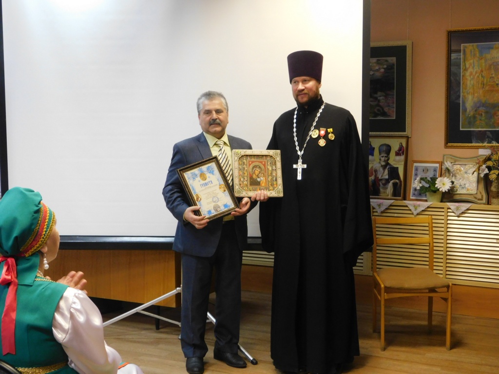 Валерий Василевский принимает награду от отца Александра.JPG