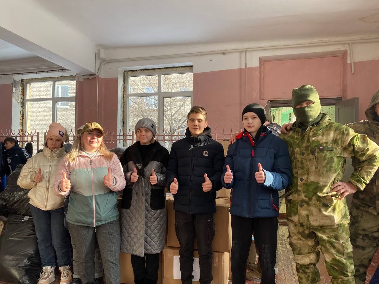 Надежда Ефремова с луганскими детьми.jpg