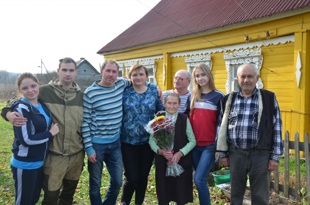 В день юбилея с детьми, внуками, правнуками.jpg