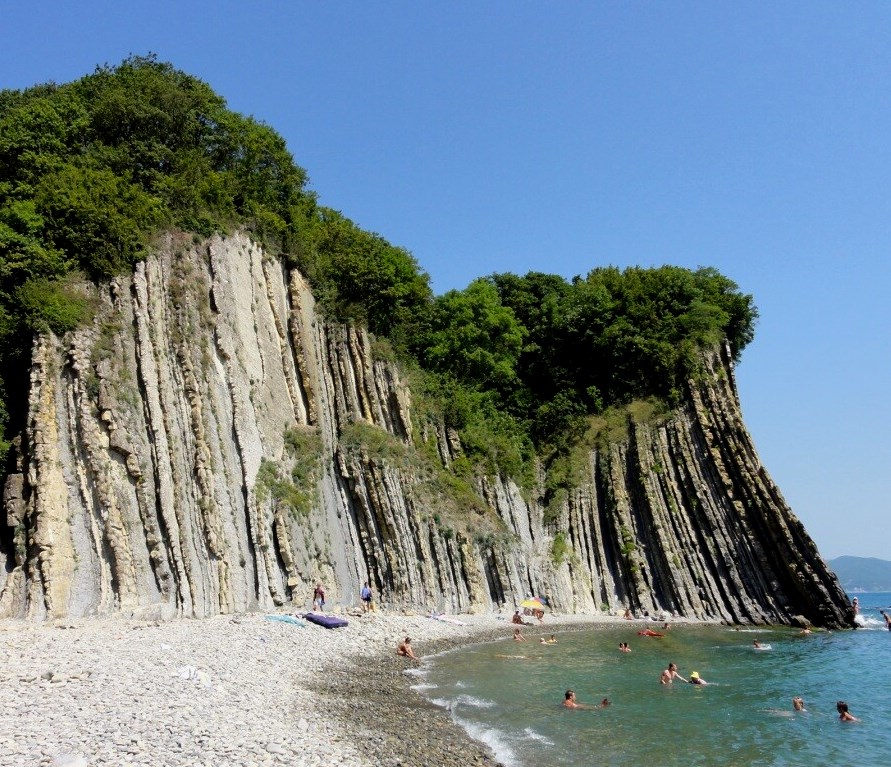 Пляж у скалы Киселева.jpg