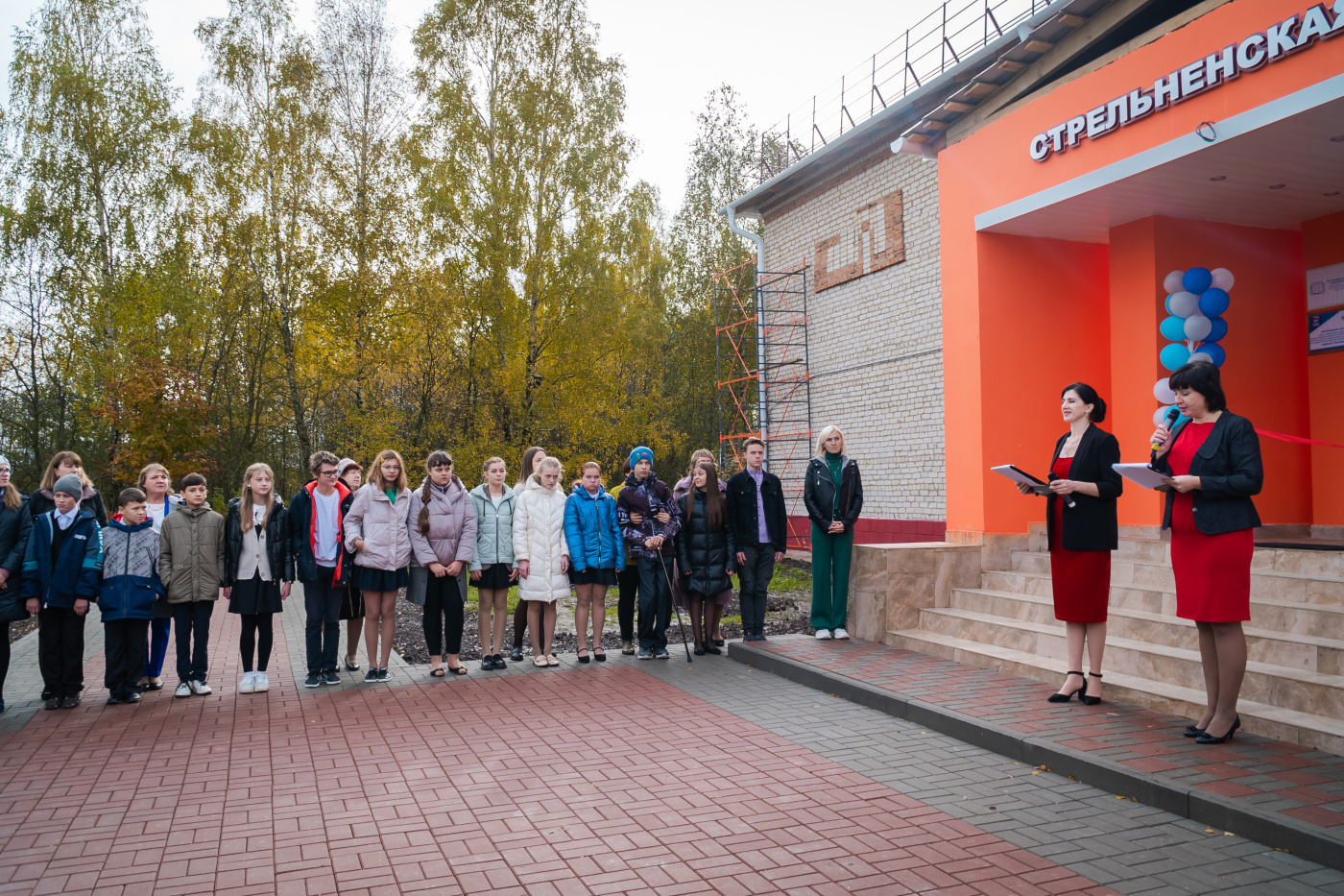 На торжественной линейке перед школой.jpg